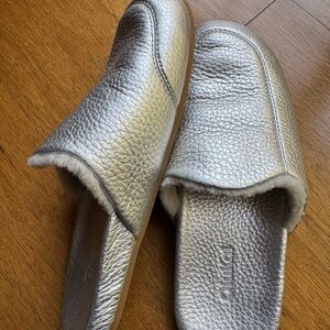 OluKai Metallic Silver Women's Slippers size 7